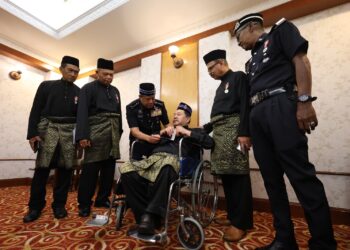 AZIZI Mat Aris (tiga dari kiri) beramah mesra dengan penerima pada Istiadat Penganugerahan Pingat Jasa Pahlawan Negara (PJPN) Kontinjen Perak Tahun 2024 di Bangunan Perak Darul Ridzuan, Ipoh hari ini. - UTUSAN