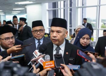 ARMIZAN Mohd. Ali ditemui pemberita pada majlis perasmian Menara SSM Perak di Ipoh hari ini. - UTUSAN/MUHAMAD NAZREEN SYAH MUSTHAFA