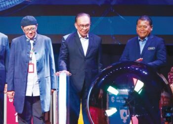 ANWAR Ibrahim melakukan gimik perasmian Sidang Kemuncak SDG Malaysia 2024 di KLCC, semalam. 
– UTUSAN/SADDAM YUSOFF