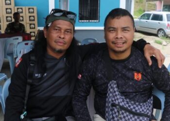 RIDUAN Abdullah (kiri) masih tidak dapat melupakan peristiwa payung terjun utama tidak kembang dalam operasi khas pada waktu malam 
di Sarawak 28 tahun lalu.