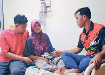 AMAR Anuar (kiri) dan Amir (kanan) menjaga kebajikan Aryati Talib (tengah) selepas menjalani pembedahan kanser usus tahap empat 
di Perumahan Simpang Ibul Tunggal, Pulau Tawar, Jerantut, Pahang. 
– UTUSAN/HARIS FADILAH AHMAD