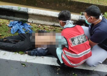 KEADAAN penunggang motosikal yang cedera parah akibat dihempap dahan pokok tumbang dalam kejadian di Kamunting di Taiping hari ini. - UTUSAN/IHSAN JBPM PERAK