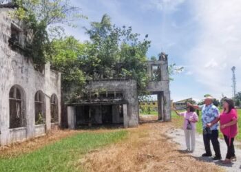 PELANCONG melihat Istana Raja Muda yang terbiar di Jalan Syed Abu Bakar, Teluk Intan. – UTUSAN/AIN SAFRE BIDIN
