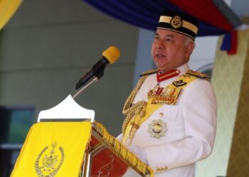 SULTAN Nazrin Muizzuddin Shah bertitah pada Istiadat Perbarisan Pentauliahan Diraja dan Pengurniaan Watikah Pegawai Kadet Palapes Universiti Awam ke-42 di UPSI Tanjung Malim hari ini.