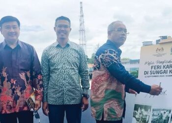 JAAFAR Sidek Abdul Rahman (kanan) menandatangani papan  tanda ‘Tragedi Feri Karam’ pada perasmian Majlis Pengkisahan Tragedi Feri Karam di Parit Buntar, semalam. – UTUSAN/WAT KAMAL ABAS