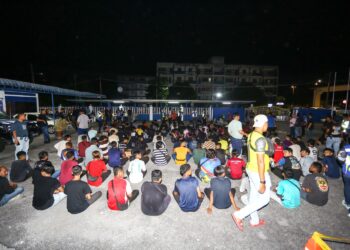 PENUNGGANG motosikal yang ditahan dalam Operasi Bersepadu Samseng Jalanan di Taman Klebang Ria di Ipoh semalam. - UTUSAN/MUHAMAD NAZREEN SYAH MUSTHAFA