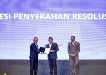 SAIFUDDIN Nasution Ismail menerima Resolusi Persidangan Keselamatan Dalam Negara di Putrajaya. - UTUSAN/FAISOL MUSTAFA