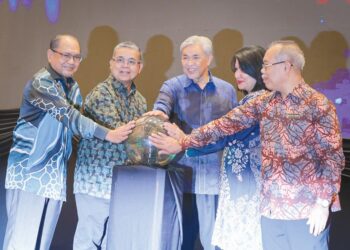 AHMAD Zahid Hamidi (tengah) diiringi tetamu kenamaan menyempurnakan gimik perasmian Konvensyen Sejarah dan Perpaduan Nasional 2024 di Shah Alam, Selangor, semalam. – UTUSAN/SADDAM YUSOFF