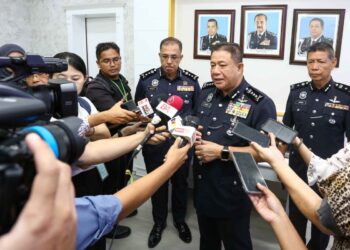 AZIZI Mat Aris bercakap kepada pemberita pada Perhimpunan Bulanan Ketua Polis Perak  di IPK Perak di Ipoh. - UTUSAN/MUHAMAD NAZREEN SYAH MUSTHAFA