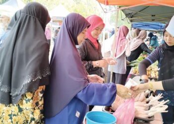 SEBAHAGIAN daripada pengunjung yang hadir pada program Pasar Berkat di Padang Hiliran, Kuala Terengganu, semalam. – UTUSAN/KAMALIZA KAMARUDDIN