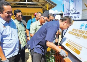 MUHAMMAD Faiz Fadzil (kanan) meletakkan batu asas sebagai simbolik perasmian Majlis Pecah Tanah Kilang Air Batu PNK Besut sempena Program Ramah Mesra Madani di Kuala Besut, Besut, semalam. –  UTUSAN/ZAID MOHD. NOOR