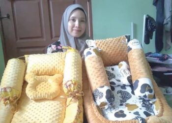 WAN Farida Wan Ibrahim menunjukkan tilam bayi yang dijahit di kediamannya di Kampung Kubang Bemban, Jerteh, Besut, semalam. 
– UTUSAN/WAN ZURATIKAH IFFAH WAN ZULKIFLI