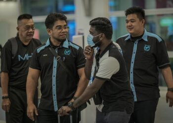 Setiausaha Agong Pertubuhan Kemanusian Masyarakat Antarabangsa Malaysia (MHO) Datuk Hishamuddin Hashim bertemu dengan seorang mangsa sindiket pemerdagangan manusia sejurus tiba di Lapangan Terbang Antarabangsa Kuala Lumpur (KLIA2) di sini, hari ini. FOTO - FAIZ ALIF ZUBIR