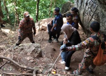 ANGGOTA bomba membawa turun tiga mangsa yang tersesat ketika mendaki Bukit Kodiang di Kubang Pasu. - IHSAN BOMBA