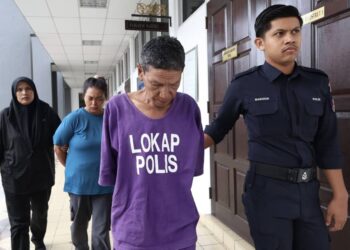 ABD. Razak (dua dari kanan) dan isteri, Syarifah (dua dari kiri) mengaku bersalah di Mahkamah Sesyen Taiping atas pertuduhan mendedahkan kanak-kanak lelaki berusia enam tahun yang mungkin menyebabkan mengalami kecederaan fizikal.