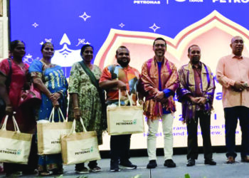 MOHAMMAD Ahmad Shazly Ramli (enam dari kiri) bersama masyarakat India yang menerima sumbangan dalam Program Memacu Kehidupan Deepavali 2024 di Kota Bharu, Kelantan malam tadi. – UTUSAN/ ROSLIZA MOHAMED