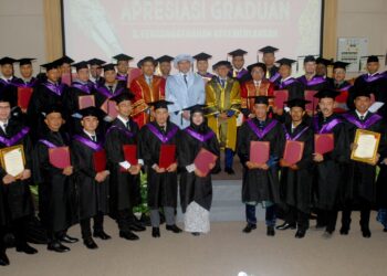 YAHYA Sulaiman bergambar bersama graduan yang menerima sijil pada Majlis Apresiasi Graduan dan Penganugerahan Kecemerlangan 2024 di UTeM, Durian Tunggal, Melaka. - UTUSAN/AMRAN MULUP