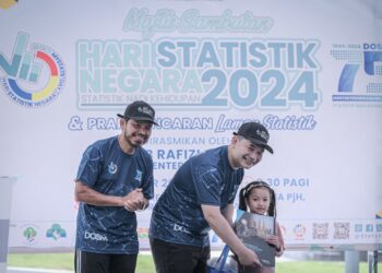 RAFIZI Ramli menyampaikan hadiah pertandingan mewarna pada Majlis Sambutan Hari Statistik Negara 2024 dan Kick-Off Laman Statistik Jabatan Perangkaan Malaysia di Putrajaya. - UTUSAN/FAIZ ALIF ZUBIR