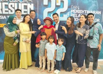 CHRISTINE Rohani Longuet dikelilingi anak, cucu dan cicitnya di majlis konvokesyen UMT ke-22 di Kuala Nerus, hari ini.- UTUSAN/ KAMALIZA KAMARUDDIN
