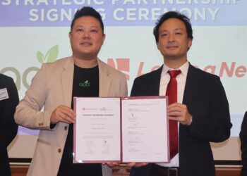 TAN Yeow Chuan (kiri) menunjukkan dokumen pemeteraian antara ADA Biotech dan Leave A Nest di USM baru-baru ini.