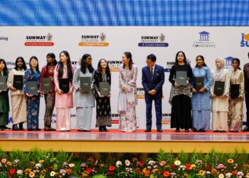 RAJA Permaisuri Perak, Tuanku Zara Salim berkenan bergambar bersama penerima-penerima anugerah pada Majlis Penganugerahan Biasiswa Yayasan Jeffrey Cheah, turut hadir Pengasas Yasayan Jeffrey Cheah, Tan Sri Dr. Jeffrey Cheah (enam dari kanan), di Universiti Sunway, di sini hari ini. Foto: SHIDDIEQIIN ZON