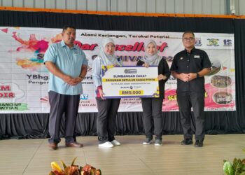 NORLIZA Abdul Rahim (dua dari kanan) menyampaikan zakat SSPN kepada Hasrunizah Hassan selepas merasmikan Sedar Excellent School Carnival di SK Bandar Pontian, Johor, petang ini. - UTUSAN/MUHAMMAD ZIKRI