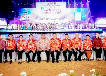 AB. RAUF Yusoh dan Tiong King Sing bersama menteri-menteri kebudayaan dan kesenian ASEAN pada Majlis Makan Malam Gala AMCA Ke-11 dan AFA 2024 di Dataran Pengkalan Rama, Melaka. - UTUSAN/AMRAN MULUP