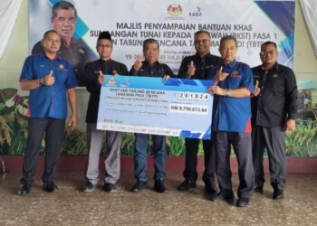 MOHAMAD Sabu (tiga dari kiri) menyerahkan sumbangan TBTP kepada pesawah-pesawah dalam kawasan KADA pada Majlis Penyampaian BKST Fasa 1 dan TBTP di Nilam Puri, Kota Bharu, Kelantan hari ini.-UTUSAN/MUSTAQIM MOHAMED