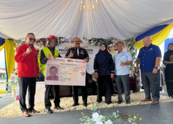 MOHD. Misuari Abdullah (tiga dari kiri) menyerahkan replika lesen 
di bawah Program MyLesen Zon 1 Peringkat Negeri Kelantan Tahun 2024 di Kota Bharu, Kelantan hari ini.- UTUSAN/ ROSLIZA MOHAMED