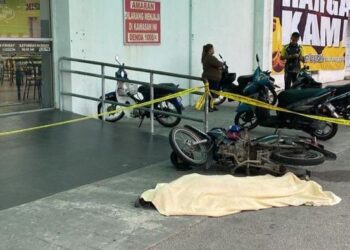 SEORANG lelaki dipercayai mati dibunuh dalam kejadian di hadapan sebuah pasar raya di Klebang di Ipoh semalam.