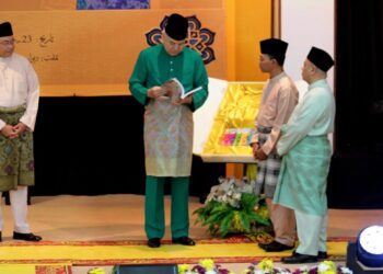 SULTAN  Nazrin Muizzuddin Shah melancarkan  Buku Silibus Usrah Badar Jabatan Agama Islam Perak (JAIPk) dan Buku Teks Akademi Insan Muda Ar-Ridzuan (Aiman) di Ipoh.