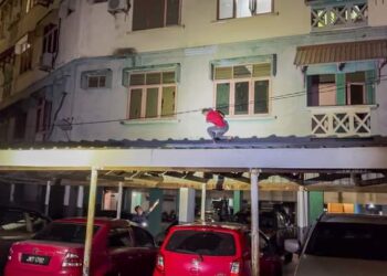 SEBAHAGIAN daripada PATI yang ditahan Imigresen dalam operasi bersepadu di Kuala Terengganu, semalam. - UTUSAN/TENGKU DANISH BAHRI TENGKU YUSOFF