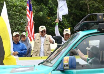 ANWAR Ibrahim pada perasmian Kempen Rainforest Challenge (RFC) Madani Care for Nature di Taman Eko Rimba Kledang Saiong, di Ipoh. - UTUSAN/MUHAMAD NAZREEN SYAH MUSTHAFA