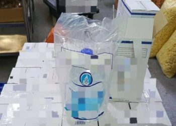 SEBAHAGIAN air zamzam yang dirampas JKDM Kelantan dalam serbuan di sekitar Kota Bharu, Kelantan baru-baru ini. 
– IHSAN JDKM KELANTAN