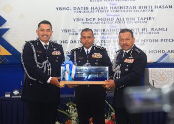 AYOB Khan menyaksikan serah terima tugas Ketua Polis Kelantan antara Mohd. Ali Tamby dan Mohd. Yusoff Mamat di Kota Bharu, Kelantan, hari ini. - UTUSAN/KAMARUL BISMI KAMARUZAMAN.