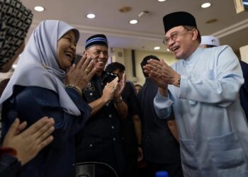 ANWAR Ibrahim beramah mesra dengan orang ramai selepas menunaikan solat jumaat di Surau Ar-Rahman Presint 16, Putrajaya semalam. – PEJABAT PERDANA MENTERI