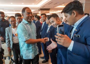 ZAMBRY Abdul Kadir beramah mesra dengan mahasiswa selepas majlis peluncuran platform MySiswaPlace di KPT, Putrajaya. - UTUSAN/FAISOL MUSTAFA