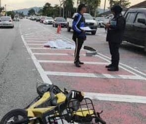 KEADAAN kemalangan yang menyebabkan seorang penunggang basikal elektrik maut  di Kilometer Lima, Jalan Bahau Kemayan, Jempol, petang semalam.