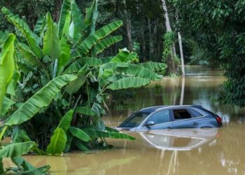 Sebuah kereta hampir tenggelam apabila air Sungai Semantan naik mendadak di sebuah kampung di Mentakab, Temerloh. - FOTO/PENDUDUK MENTAKAB