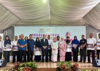 NANCY Shukri (sembilan dari kanan) bergambar bersama selepas menyempurnakan Program Advokasi Perlindungan Kanak-Kanak: KASIH Kanak-Kanak Peringkat Negeri Perlis 2024 di Sekolah Menengah Kebangsaan (SMK) Abi, Kangar, Perlis, hari ini. -UTUSAN/ASYRAF MUHAMMAD