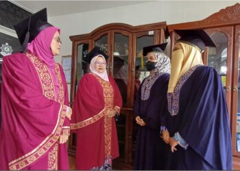 NORZAIHAN Mohd. Zain (dua, kiri) bermesra dengan Siti dan Nur pada Majlis Apresiasi Pelatih Pusat Perlindungan Wanita Baitul Ehsan 2024 di Sabak Bernam, Selangor, semalam.
