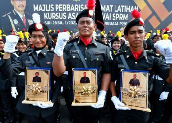 MOHAMMAD Ikhmal Mohamad Huzir Affindi (tengah) menerima anugerah Kadet Terbaik Keseluruhan Bagi Kursus Asas Pegawai SPRM Siri 28 Bil. 1/2023 pada majlis tamat latihan di Akademi Pencegahan Rasuah Malaysia, Bandar Enstek, Nilai, Seremban semalam. – UTUSAN/MOHD. SHAHJEHAN MAAMIN