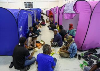 MANGSA banjir yang ditempatkan di PPS Dewan Pandak Hamid di  Bawong, Sungai Siput. - UTUSAN/MUHAMAD NAZREEN SYAH MUSTHAFA