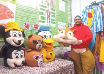 MOHD. Shahrul Nizam Abd Razak menawarkan persembahan memakai kostum pelbagai maskot  sejak 2021 sebagai pendapatan sampingan. – UTUSAN/MEGAT LUTFI MEGAT RAHIM