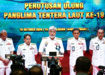 Zulhelmy Ithnain (tengah) dalam sidang akhbar selepas menyampaikan perutusan ulung kepada anggota TLDM di Auditorium Wisma Pertahanan, Kementerian Pertahanan di Kuala Lumpur semalam. – UTUSAN/MUHAMAD IQBAL ROSLI