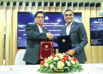 Azam Baki (kiri) bertukar dokumen dengan Dr. Mohammed Azman Aziz Mohammed dalam Majlis Menandatangani Laporan Penambahbaikan Tatakelola antara SPRM dan Perkeso di Menara Perkeso, Kuala Lumpur semalam. – UTUSAN/FARIZ RUSADIO