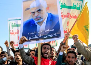 Para penyokong kumpulan Houthi di Yaman mengadakan tunjuk perasaan membantah  serangan yang mengorbankan Yahya Sinwar oleh tentera Israel di Gaza. – AFP