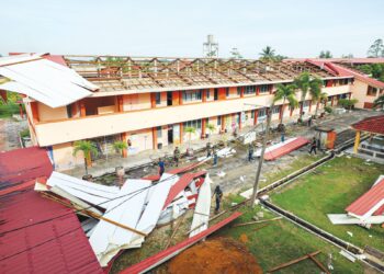 KEADAAN bumbung SMA Al Falah, Chukai yang diterbangkan angin kencang dalam kejadian ribut dan hujan lebat di Kemaman, petang kelmarin. – UTUSAN/PUQTRA HAIRRY ROSLI
