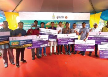 FAHMI Zainol (tengah) bersama penerima sumbangan sempena Program Jelajah Tani 2024 Peringkat Daerah SPU, di Kampung Paya dekat Permatang Tok Gelam, Butterworth, Pulau Pinang, kelmarin.