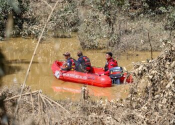 BOMBA terus melakukan pencarian Sabari Baharom yang dicampak ke dalam Sungai Padang Terap, Kubang Pasu, Kedah semalam. -UTUSAN/SHAHIR NOORDIN